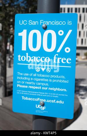 Schild am Mission Bay Campus der Universität von Kalifornien San Francisco (UCSF) Medical Center in San Francisco, Kalifornien, die besagt, dass der Campus ist Tabak, und dass beide rauchen und vaping (die Verwendung von e-Zigaretten) verboten ist, 29. September 2017. () Stockfoto