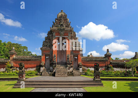 Die Paduraksa, das heilige Tor zum Heiligen Tempel Pura Taman Ayun, der königliche Tempel von Mengwi, Badung, Bali, Indonesien. Stockfoto