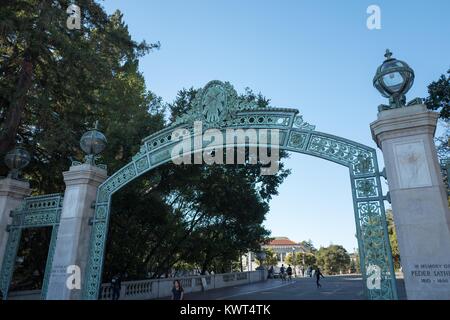 Sather Gate, ein Schwerpunkt auf dem Campus der UC Berkeley, Berkeley, Kalifornien, 6. Oktober 2017. () Stockfoto