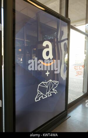 Werbung Sign die Partnerschaft zwischen Amazon.com und UC Berkeley, mit der Amazon-Logo und das Cal tragen, an der UC Berkeley in Berkeley, Kalifornien, 6. Oktober 2017. () Stockfoto