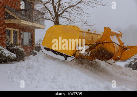 Reinigung von Schnee Sturm. Schnee Entferner LKW-Reinigung Straßen der Stadt im Schnee Sturm Stockfoto