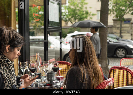 Frankreich, Paris, junger Frauen im Cafe an einem regnerischen Tag Stockfoto