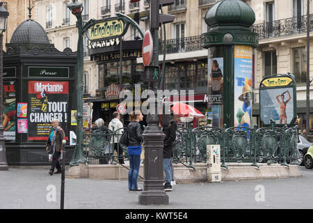 Außerhalb der u-bahn Station Place de Clichy, Paris, Frankreich Stockfoto