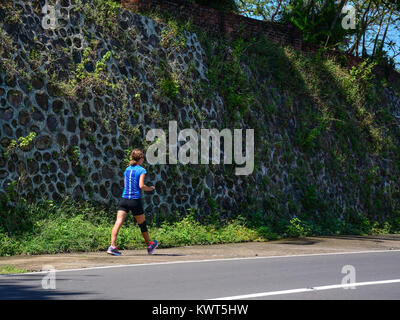 Yogyakarta, Indonesien - Apr 14, 2016. Eine Frau auf der Straße in Yogyakarta, Indonesien. Yogyakarta (Jogja) ist eine Stadt auf der Insel Java bekannt für i Stockfoto