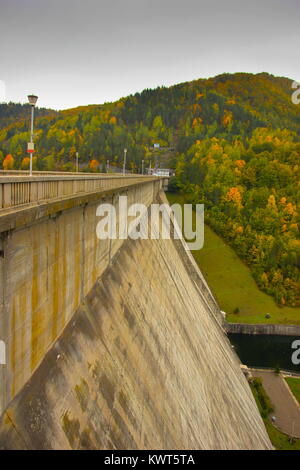 Blick auf die Oberseite des Izvorul Muntelui Damm in Neamt, Rumänien Stockfoto