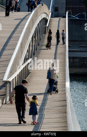 Ein Vater und eine Tochter Kreuzung passerelle Simone de Beauvoir, Paris, Frankreich Stockfoto