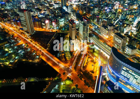 In der Dämmerung Minatomirai, Yokohama, Japan - 24 November 2015: Minato Mirai 21 ist ein seasi Stockfoto