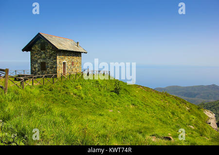 Alpine Landschaft Panorama mit Zuflucht in Beigua nationaler Geopark, Ligurien, Italien Stockfoto