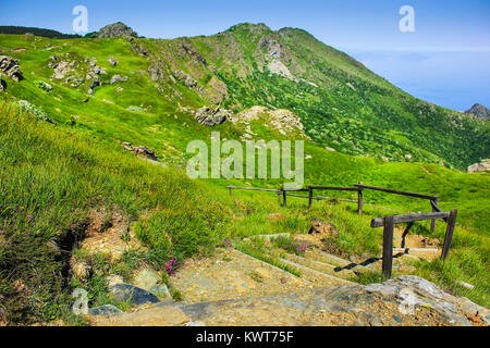 Alpine Landschaft mit Treppen in Richtung Mittelmeer in Beigua nationaler Geopark, Ligurien, Italien Stockfoto