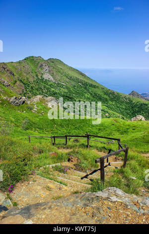 Alpine Landschaft mit Treppen in Richtung Mittelmeer in Beigua nationaler Geopark, Ligurien, Italien Stockfoto