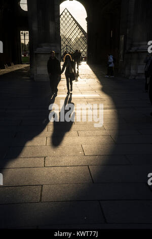 Beleuchtete Paar durch den Kanal im Louvre mit der Pyramide hinter, Paris, Frankreich Stockfoto