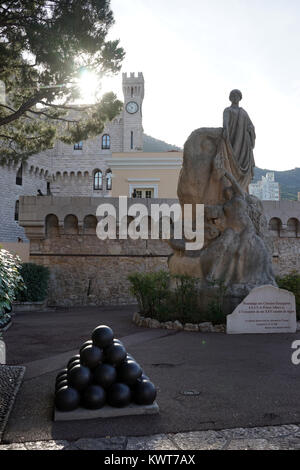 MONACO, MONACO - ca. Juli 2015 Statue zu Prince Albert Ehre außerhalb Prince's Palace Stockfoto