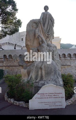 MONACO, MONACO - ca. Juli 2015 Statue zu Prince Albert Ehre außerhalb Prince's Palace Stockfoto