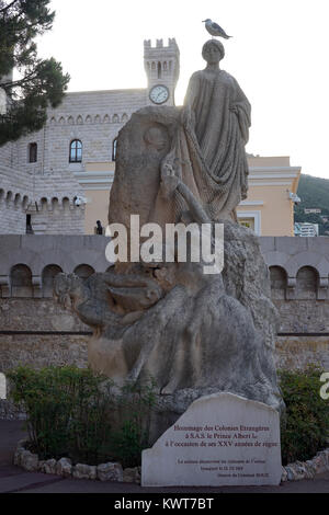 MPNACO, MONACO - ca. Juli 2015 Statue zu Prince Albert Ehre außerhalb Prince's Palace Stockfoto