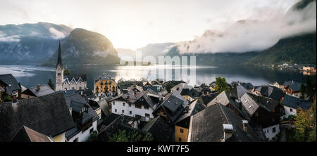 Panoramablick auf die malerischen Blick auf berühmte Hallstatt Stadt in den österreichischen Alpen im Morgenlicht im Herbst reflektiert bei Sonnenaufgang, Salzkammergut, Österreich Stockfoto