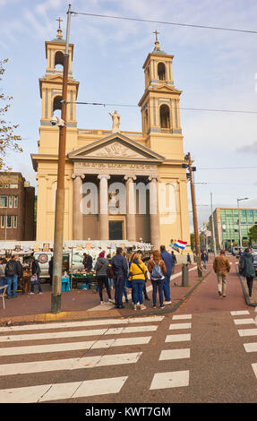 Mose und Aaron Kirche und Street Market, Waterlooplein, Amsterdam, Niederlande. Stockfoto