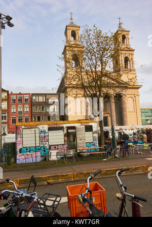 Mose und Aaron Kirche und Street Market, Waterlooplein, Amsterdam, Niederlande. Stockfoto