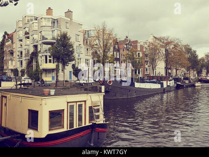 Blick entlang der Oude Schans ein breiter Kanal im östlichen Teil der Innenstadt, Amsterdam, Holland Stockfoto