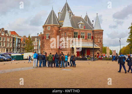 15. Jahrhundert (1488) Waag (Waage), Nieuwmarkt, Amsterdam, Niederlande. Stockfoto