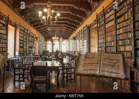 Alte Bücher auf dem Display im 16. Jahrhundert Bibliothek des Klosters Santo Domingo, Lima, Peru. Stockfoto