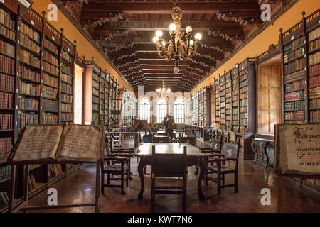 Alte Bücher auf dem Display im 16. Jahrhundert Bibliothek des Klosters Santo Domingo, Lima, Peru. Stockfoto