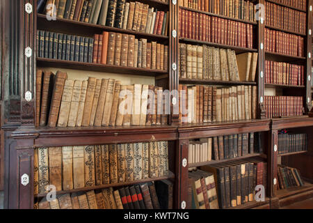 Alte Bücher auf dem Display im 16. Jahrhundert Bibliothek des Klosters Santo Domingo, Lima, Peru. Stockfoto