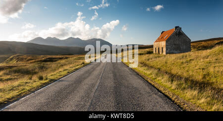 Der A832 "estitution Straße" verläuft über moorlandschaften Des Fain, vorbei an der verlassenen Fainmore Haus, hin zu einem Teallach Berg im Nordwesten Highland Stockfoto