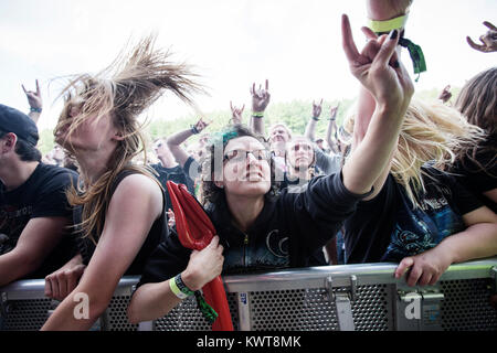 Enthusiastisch heavy metal fans verrückt an Copenhell Heavy Metal Festival in Kopenhagen. Hier headbang und der "Devil's Sign" bei einem Konzert mit der Dänischen heavy metal band Söldner zeigen. Dänemark 12/06 2014. Stockfoto