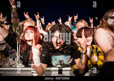 Enthusiastisch heavy metal fans verrückt an Copenhell Heavy Metal Festival in Kopenhagen. Hier headbang und zeigen die "Devil's Sign" bei einem Konzert mit der norwegischen Black Metal Band Taake. Dänemark 13/06 2014. Stockfoto