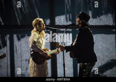 Die niederländische Duo Die Gemeinsame Hänflinge das Lied "Ruhe nach dem Sturm", die einen zweiten Platz im Grand Final Show des Eurovision Song Contest 2014 in Kopenhagen Perfoms. Dänemark 10/05 2014. Stockfoto