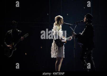 Die niederländische Duo Die Gemeinsame Hänflinge das Lied "Ruhe nach dem Sturm", die einen zweiten Platz im Grand Final Show des Eurovision Song Contest 2014 in Kopenhagen Perfoms. Dänemark 10/05 2014. Stockfoto