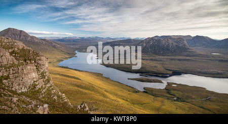 Loch Lurgainn sitzt in einem Urstromtal unterhalb der Berge von Inverpolly und Coigach in Sutherland, vom Gipfel des Stac Pollaidh im gesehen noch Stockfoto