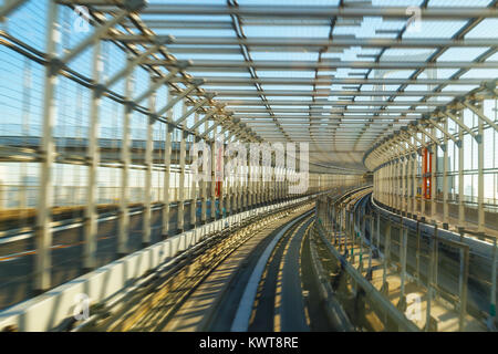 Bewegungsunschärfe der Zug in Bewegung im Tunnel in Odaiba, Tokyo, Japan Tokyo, Japan - 27. NOVEMBER Stockfoto