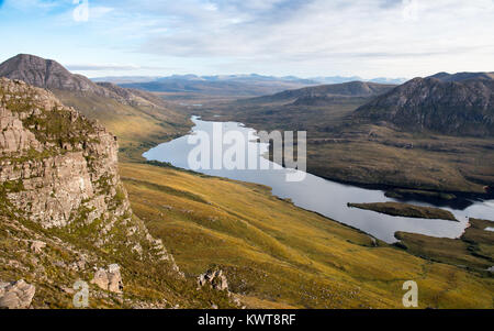 Loch Lurgainn sitzt in einem Urstromtal unterhalb der Berge von Inverpolly und Coigach in Sutherland, vom Gipfel des Stac Pollaidh im gesehen noch Stockfoto