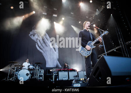 Die US-amerikanische Rockband Interpol führt ein Live Konzert bei den Danish Music festival Northside 2015 in Aarhus. Hier Gitarrist und Sänger Paul Banks ist live auf der Bühne mit Drummer Sam Fogarino hinter seinem Drumkit. Dänemark, 14.06 2015. Stockfoto