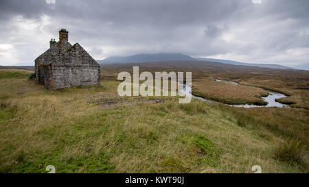 Die Ruinen von Lubnaclach Cottage, Schutz eines isolierten und Hirte in der Nähe der West Highland Railway Line in der Nähe von Corrour in die wilde Landschaft o Stockfoto