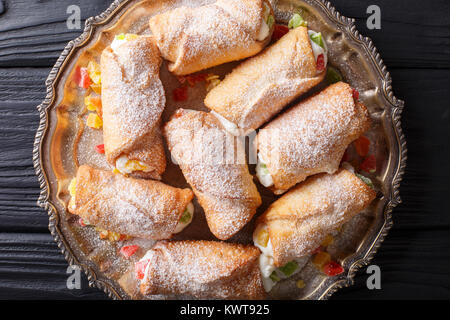 Italienische cannoli Dessert mit einer delikaten Käse Sahne close-up auf einem Teller. Horizontal oben Ansicht von oben Stockfoto