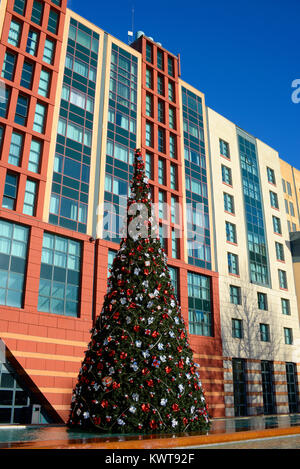 Weihnachtsbaum vor dem Hotel New York im Disneyland Paris. Eurodisney. Stilvolle Fassade des Hotels Stockfoto
