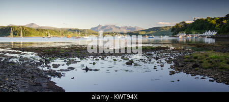 Die cuillin Berge erheben sich über die Bucht von Portree auf der Insel Skye in den Highlands von Schottland. Stockfoto