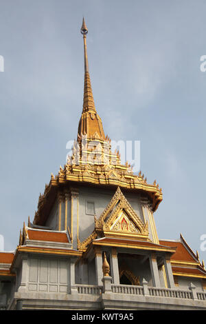 Reich verzierte Dächer mit Gold des Wat Trimit Tempel in Chinatown, Bangkok, Thailand eingerichtet. Stockfoto