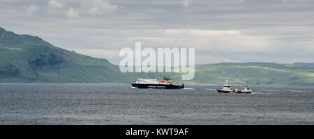 Tobermory, Schottland, Großbritannien - 21 Juni 2014: ein Caledonian Macbrayne Fähre in den Sound von Mull Pässe Berge der Halbinsel Ardnamurchan in der Stockfoto