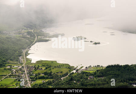 Die Berge steigen vom Ufer des Loch Leven meer Loch in den westlichen Highlands von Schottland, wie vom Gipfel des Pap von Glencoe gesehen. Stockfoto