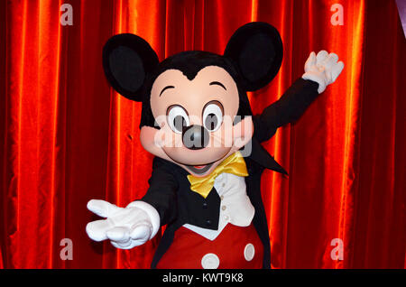 Paris - Frankreich, ca. Juni, 2013. Mickey Mouse eine der seine Haltungen in der Mickey Mouse Pavillon treffen sich in Disneyland Paris. Stockfoto