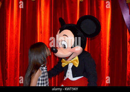 Mickey Mouse eine der seine Haltungen in der Mickey Mouse Pavillon treffen sich in Disneyland Paris. Bild auf Juni 2013 berücksichtigt. Stockfoto