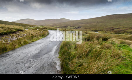 Eine einspurige Landstraße Winde über nassen Berg moorland bei Quiraing auf der Trotternish Halbinsel der Insel Skye im westlichen Hochland von S Stockfoto