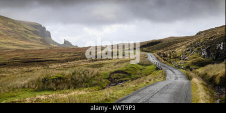 Eine einspurige Landstraße Winde über nassen Berg moorland bei Quiraing auf der Trotternish Halbinsel der Insel Skye im westlichen Hochland von S Stockfoto