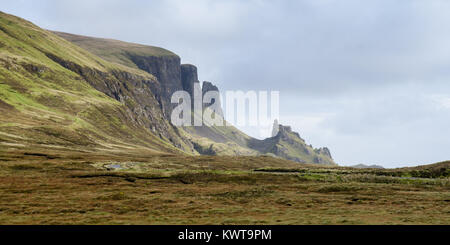 Die märchenhafte Landschaft des Quiraing, mit Klippen und Stapel gebildet, die von Erdrutschen, auf der schottischen Insel Skye. Stockfoto