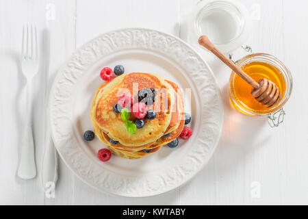 Blick von oben auf die amerikanische Pfannkuchen mit Beeren Stockfoto