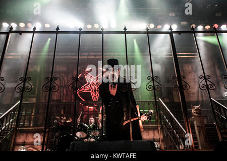 Musiker und Sänger King Diamond live auf der Bühne des Heavy Metal Festival Copenhell 2013. Auf der Bühne King Diamond wird ein Mikrofon Griff bestehend aus einem Oberschenkelknochen und Schienbein Knochen in der Form eines Kreuzes. Dänemark 16/06 2013. Stockfoto