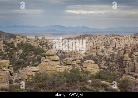 Ansicht der Chiricahua National Monument und einige seiner vielen hoodoo Felsformationen. Stockfoto